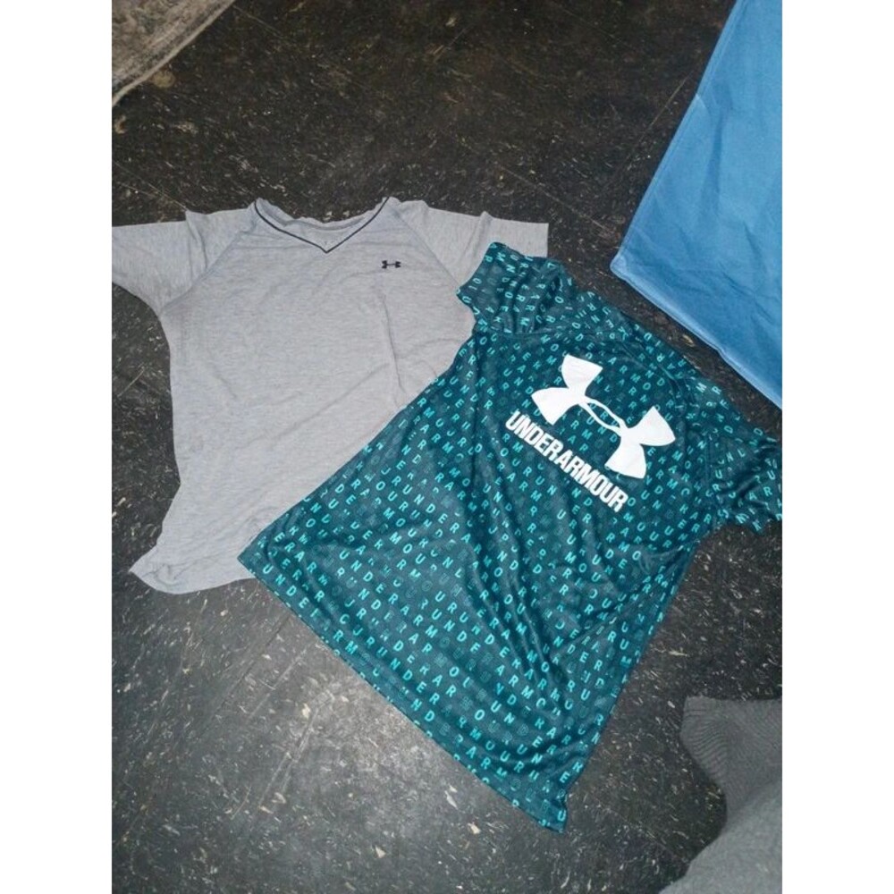 Bundle of 2 girls size large under Armour t shirts-b5